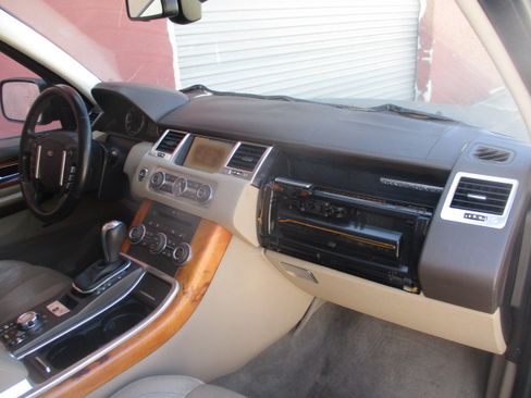 Used 2010 Land Rover Range Rover Sport HSE LUX image 10