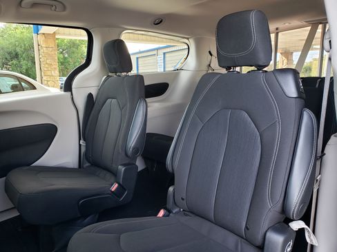 Used 2023 Chrysler Voyager LX image 16