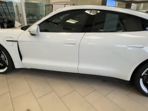 Used 2022 Porsche Taycan image 9