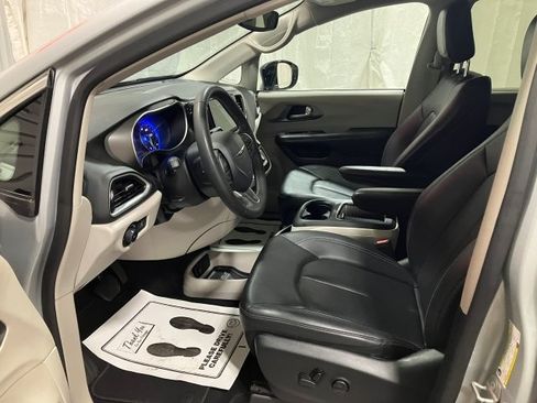 Used 2024 Chrysler Pacifica Touring-L image 2