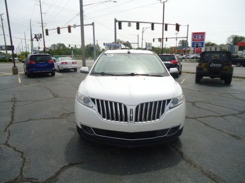 Used 2013 Lincoln MKX AWD image 2