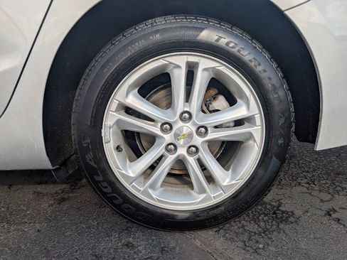 Used 2017 Chevrolet Cruze LT image 6