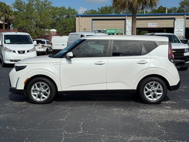 Used 2023 Kia Soul LX FWD image 2
