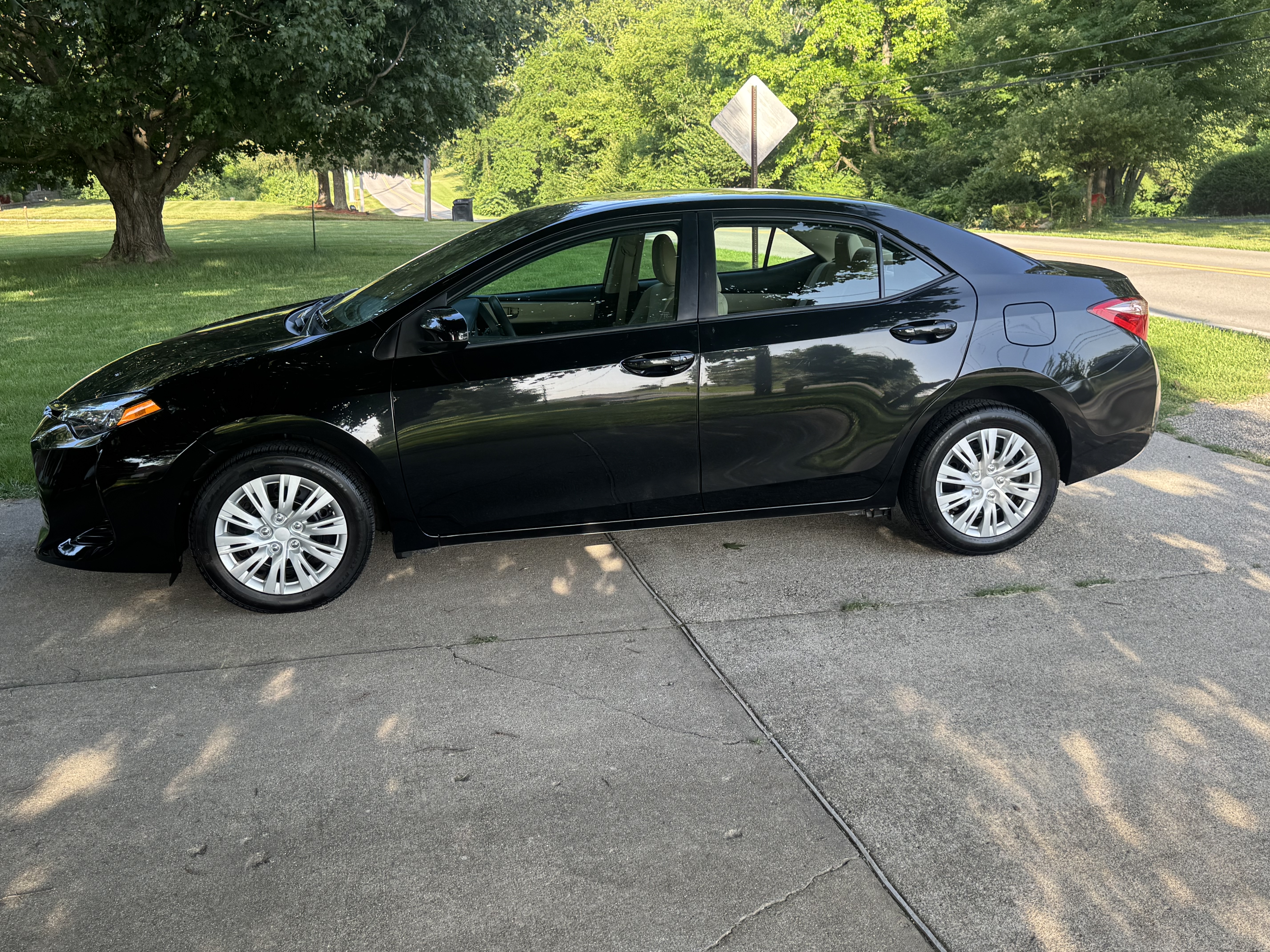 Used 2018 Toyota Corolla Sedan w/ LE Premium Package FWD image 2