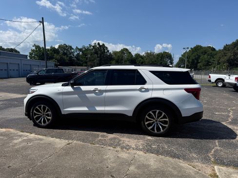 Used 2023 Ford Explorer 2WD ST-Line image 3