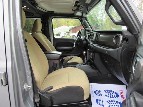 Used 2020 Jeep Gladiator Sport image 21