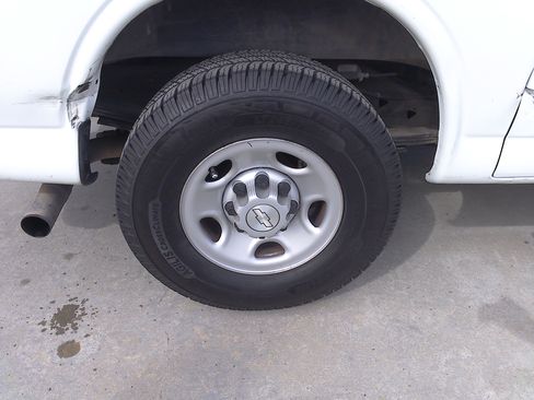 Used 2019 Chevrolet Express 2500 image 27