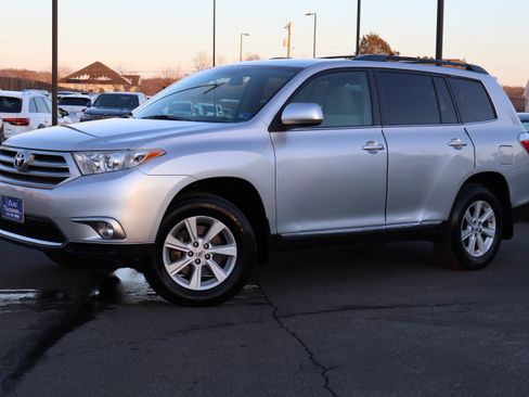 Used 2013 Toyota Highlander LE Plus image 2