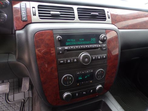 Used 2014 Chevrolet Suburban LT image 12