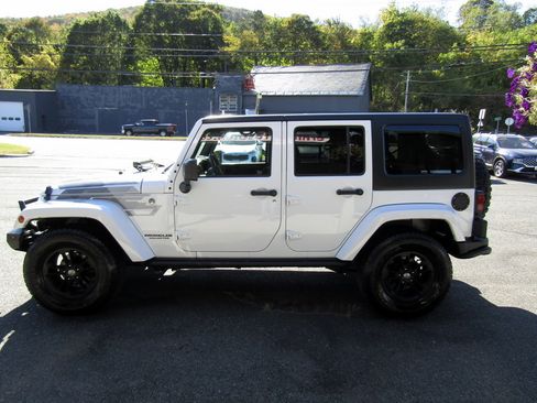 Used 2017 Jeep Wrangler Unlimited image 6