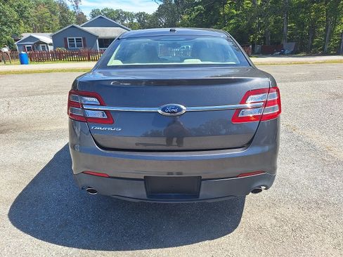 Used 2017 Ford Taurus SE image 4