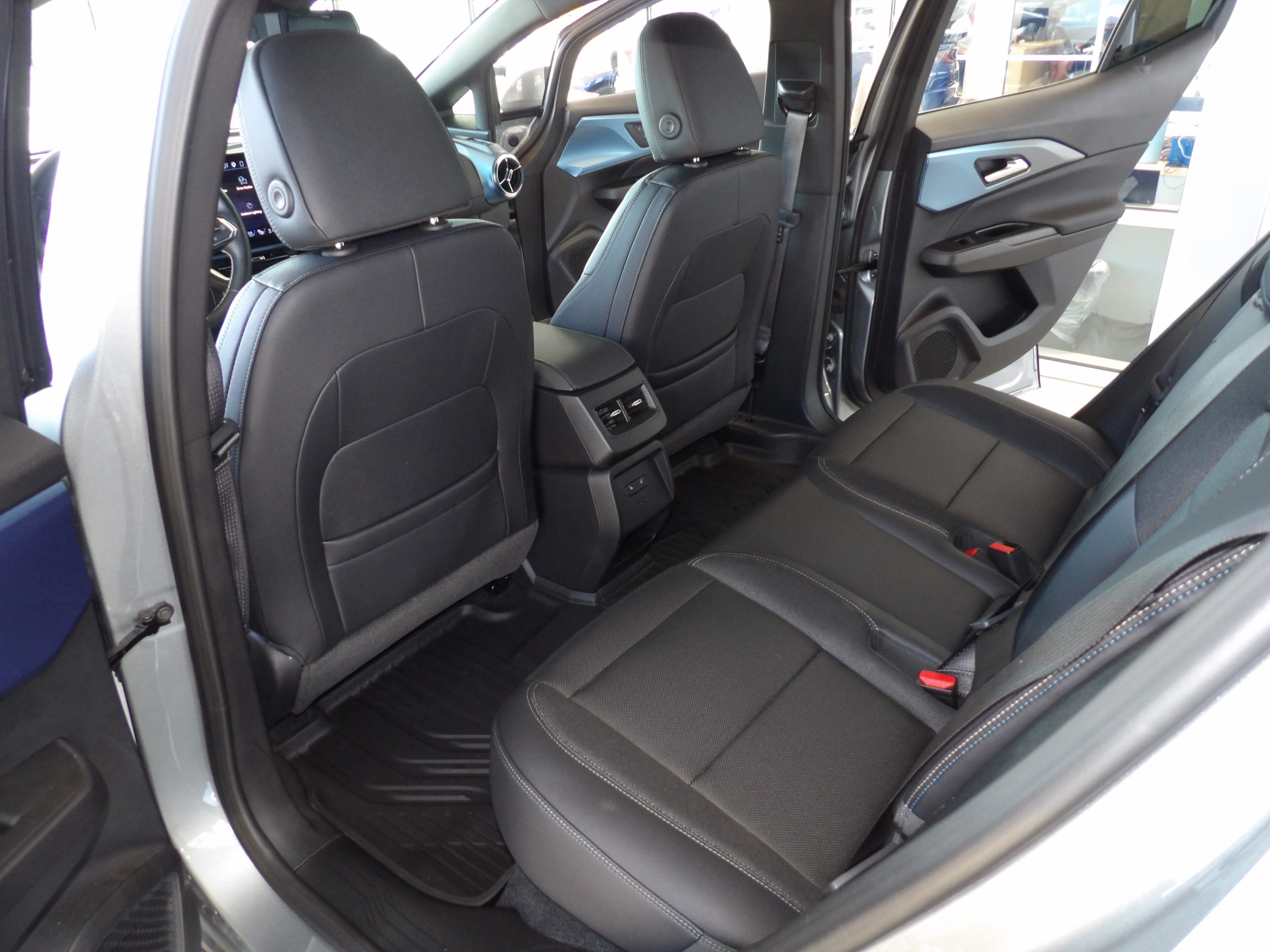 Used 2024 Chevrolet Equinox EV FWD LT w/ 3LT image 17