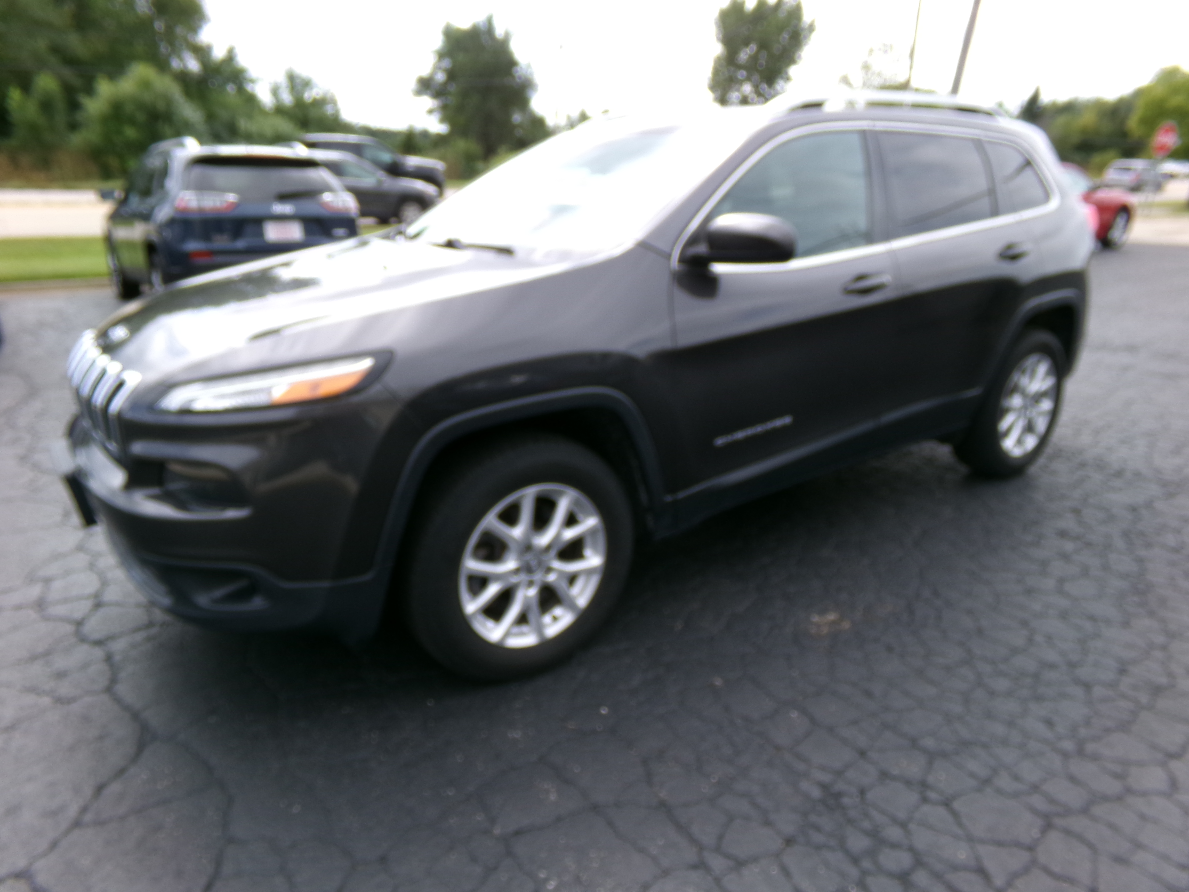 Used 2016 Jeep Cherokee 4WD Latitude image 1