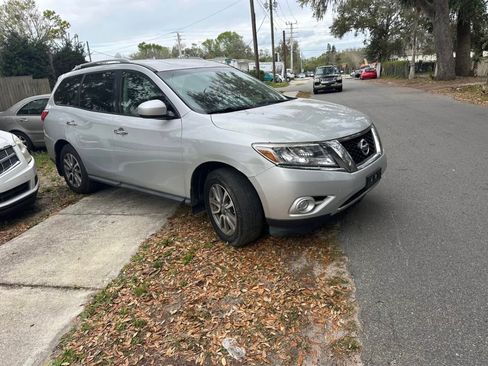 Used 2013 Nissan Pathfinder FWD image 1