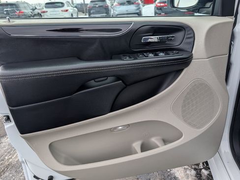Used 2019 Dodge Grand Caravan SXT image 13
