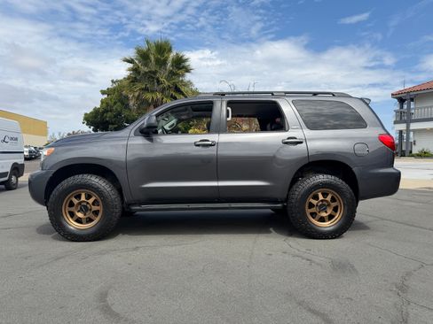Used 2015 Toyota Sequoia 4WD SR5 image 2
