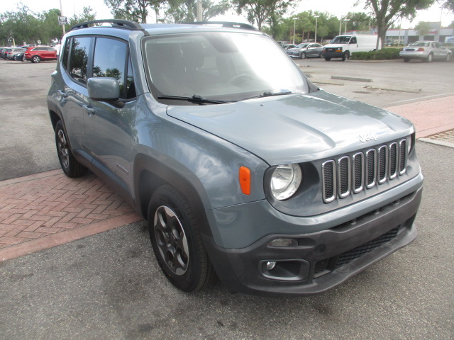 Used 2016 Jeep Renegade Latitude FWD image 4
