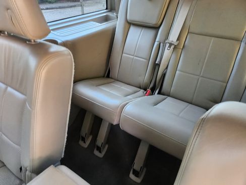 Used 2011 Lincoln Navigator image 10