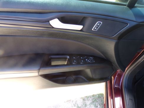 Used 2018 Ford Fusion SE FWD image 10