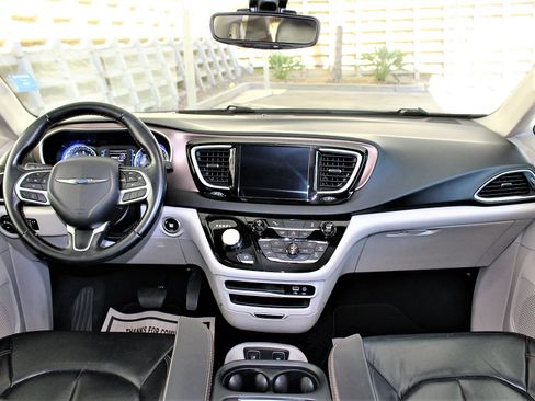 Used 2017 Chrysler Pacifica Touring-L image 26