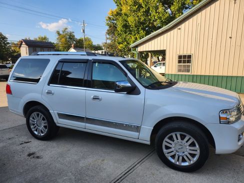 Used 2011 Lincoln Navigator image 5