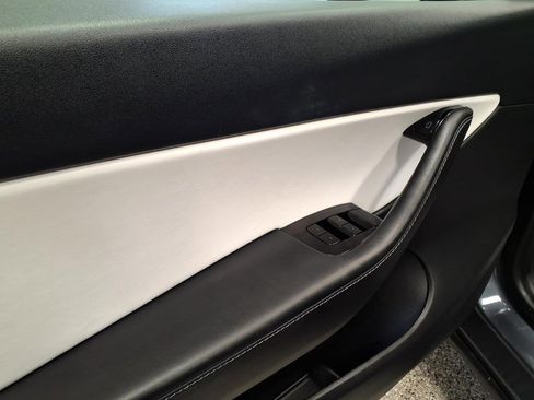 Used 2021 Tesla Model Y Long Range image 8