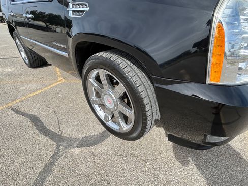 Used 2010 Cadillac Escalade Premium Luxury image 29