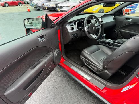 Used 2006 Ford Mustang Premium Convertible RWD image 2