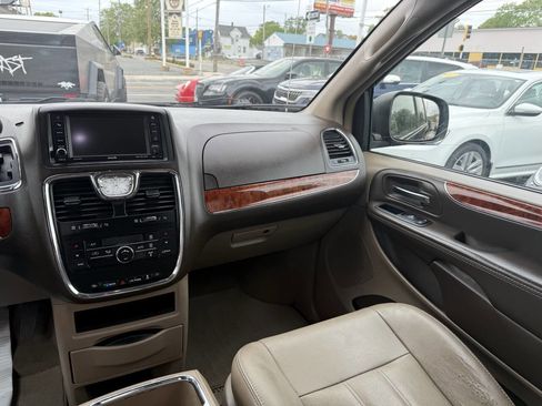 Used 2015 Chrysler Town & Country Touring FWD image 15