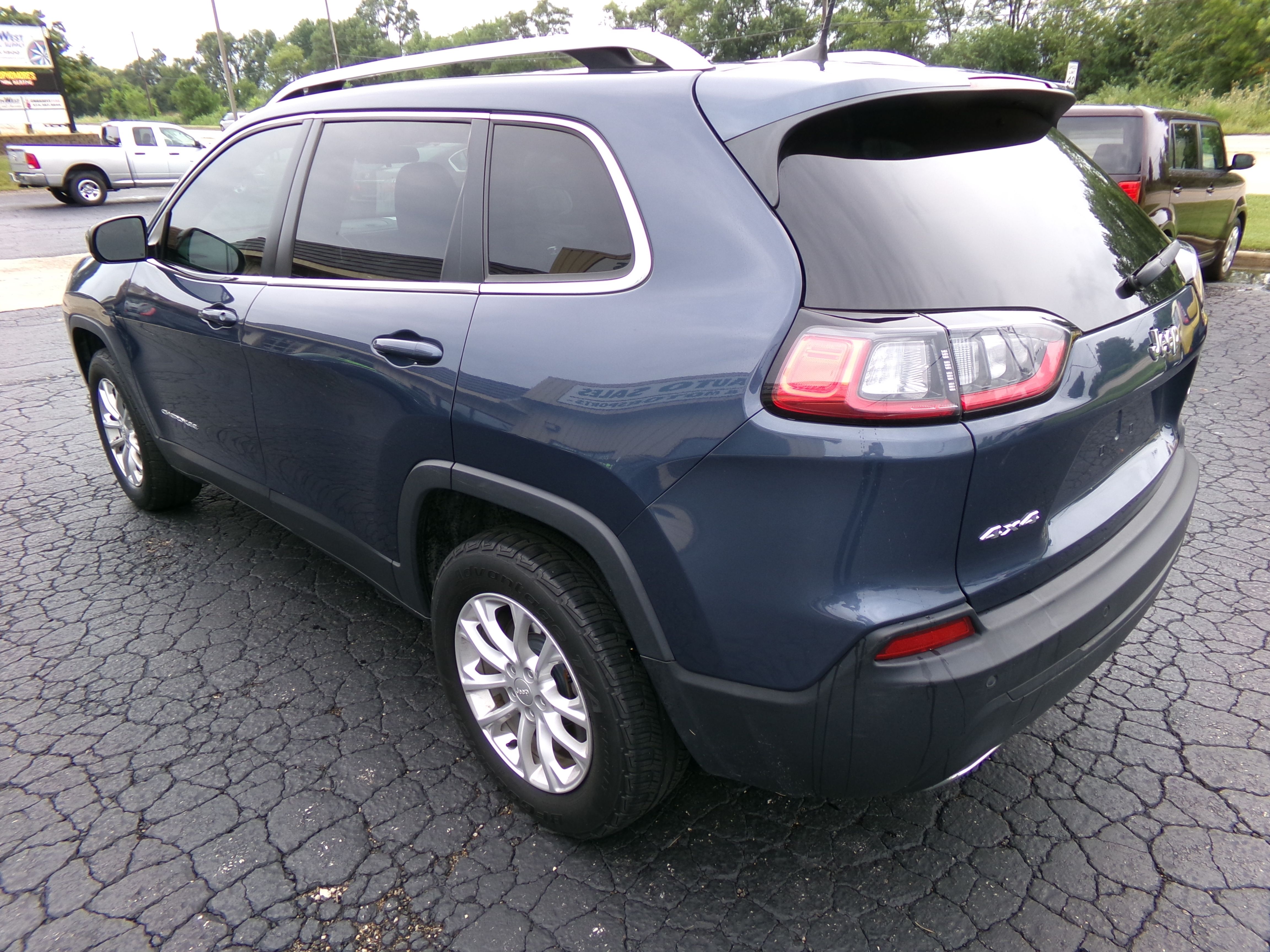 Used 2019 Jeep Cherokee 4WD Latitude image 3