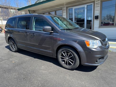 Used 2017 Dodge Grand Caravan SXT image 2