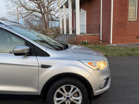 Used 2017 Ford Escape SE image 3