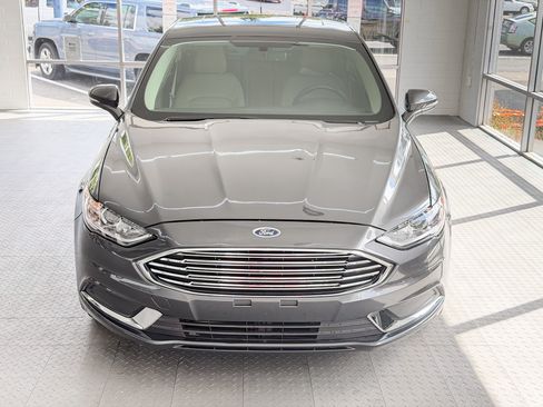 Used 2017 Ford Fusion SE AWD image 2