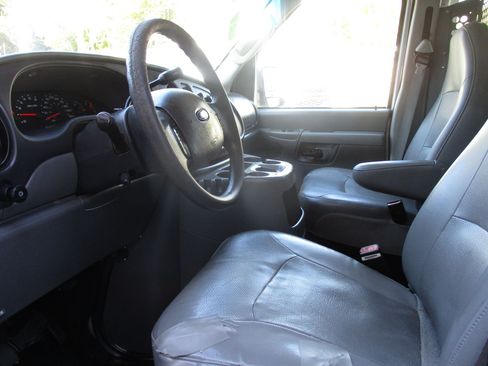 Used 2004 Ford E-250 and Econoline 250 image 5