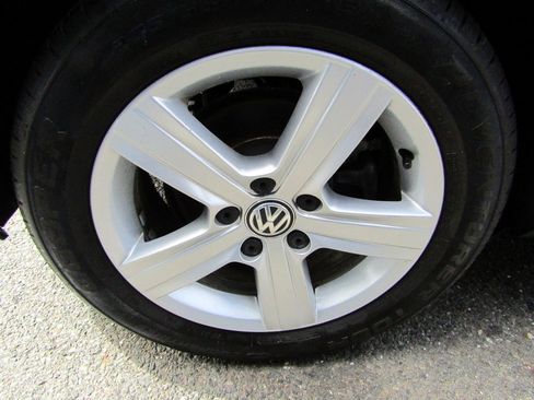 Used 2017 Volkswagen Golf FWD image 12