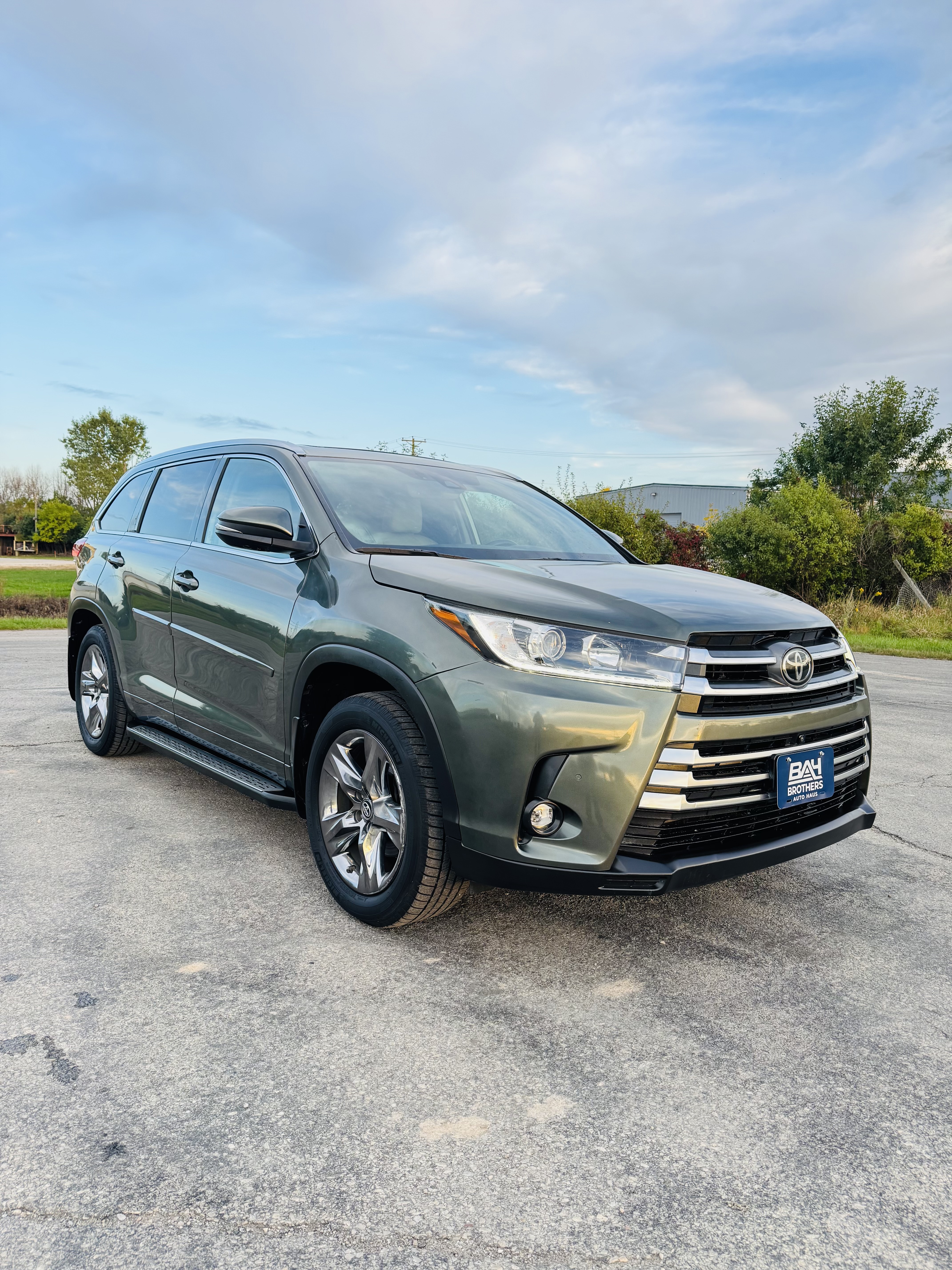 Used 2019 Toyota Highlander AWD Limited Platinum image 3