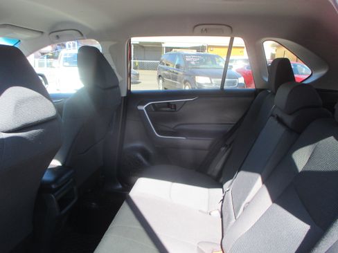 Used 2021 Toyota RAV4 AWD LE image 9