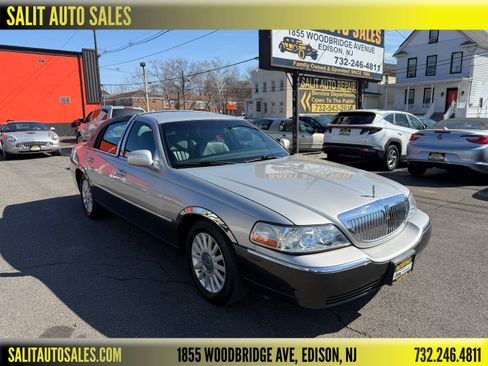 Used 2005 Lincoln Town Car Signature image 1