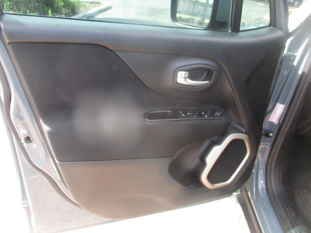 Used 2016 Jeep Renegade Latitude FWD image 12
