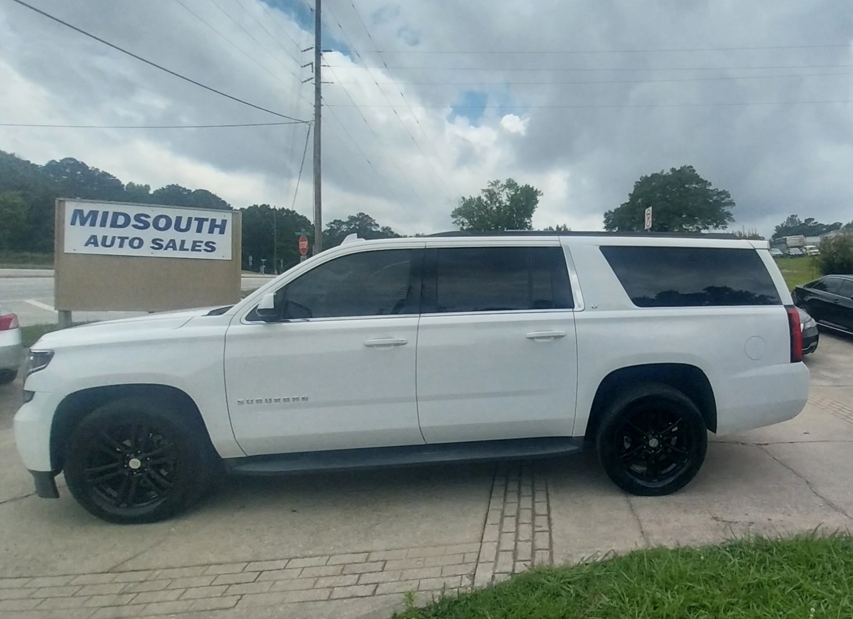 Used 2017 Chevrolet Suburban 2WD LT image 3
