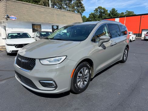 Used 2021 Chrysler Pacifica Touring-L FWD image 27