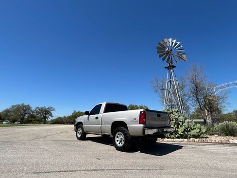 Used 2004 Chevrolet Silverado 1500 LS image 3