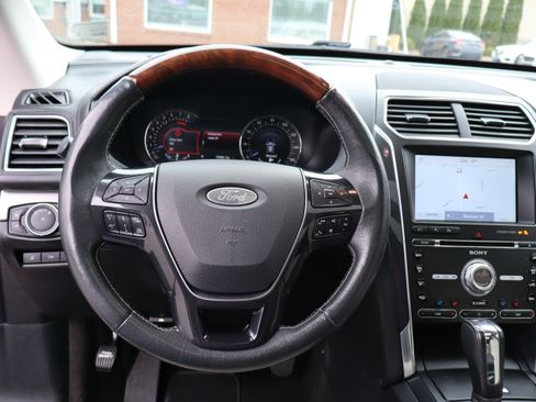 Used 2018 Ford Explorer 4WD Platinum image 24