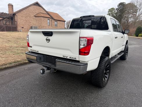 Used 2018 Nissan Titan SV image 18