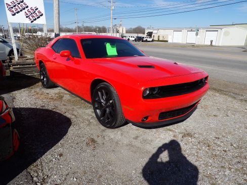 Used 2021 Dodge Challenger SXT image 3