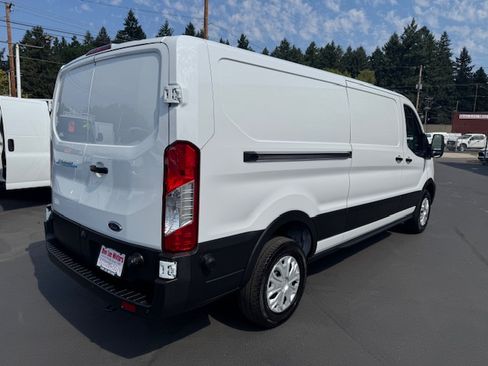 Used 2023 Ford E-Transit image 6