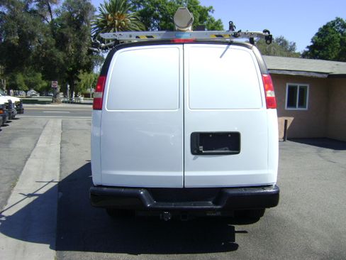 Used 2017 Chevrolet Express 2500 Extended RWD image 6