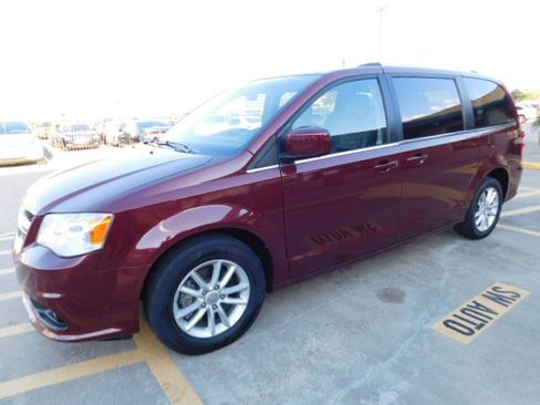Used 2019 Dodge Grand Caravan SXT image 4