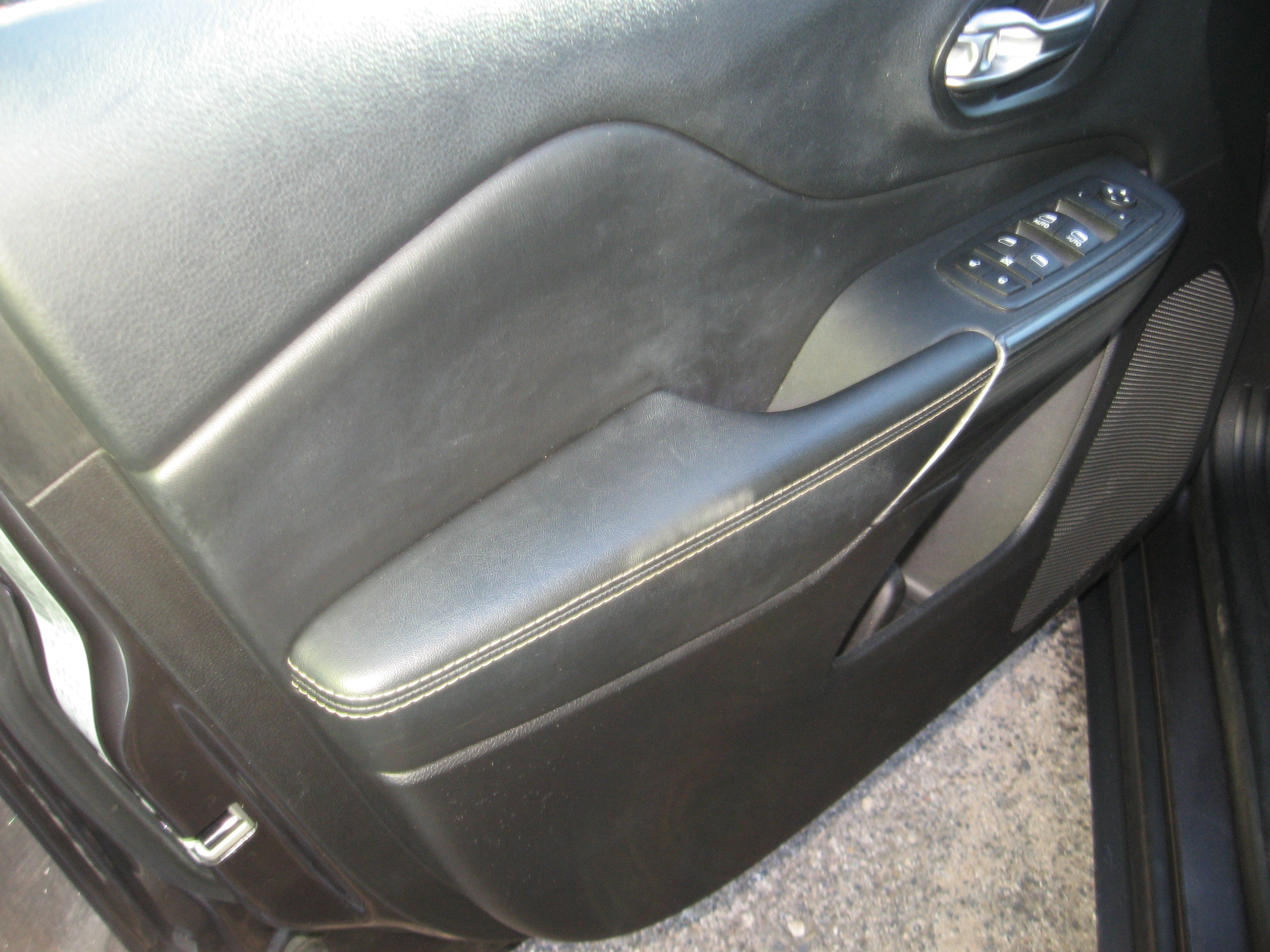 Used 2016 Jeep Cherokee 4WD Limited image 8