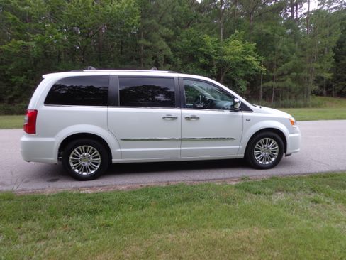 Used 2014 Chrysler Town & Country w/ 25th Anniversary Edition FWD image 5